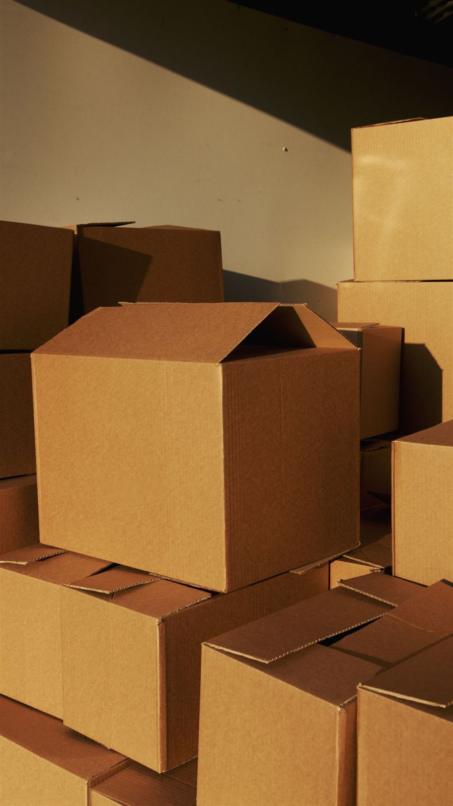 Cajas de cartón apiladas con luz cálida