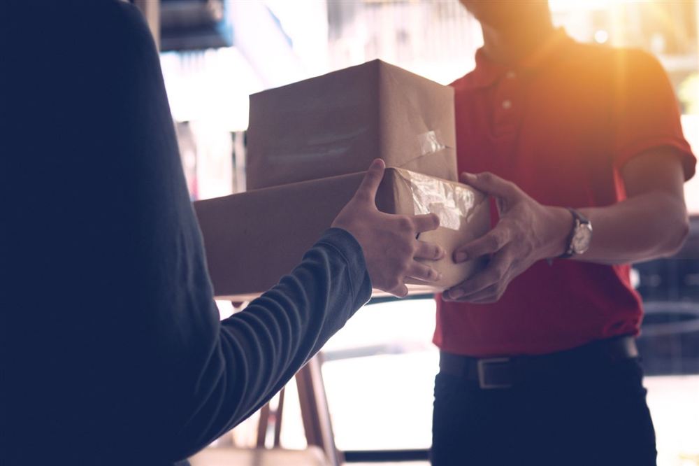 Entrega de cajas de una persona a otra